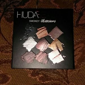 HUDA BEAUTY Smokey obsessions eye palette